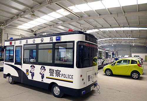 流動警務室從河北新宇宙電動車生產(chǎn)車間內(nèi)緩緩駛出準備發(fā)往沽源縣公安局