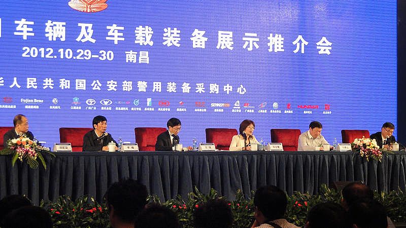 蒞臨展示推介會的各位領(lǐng)導