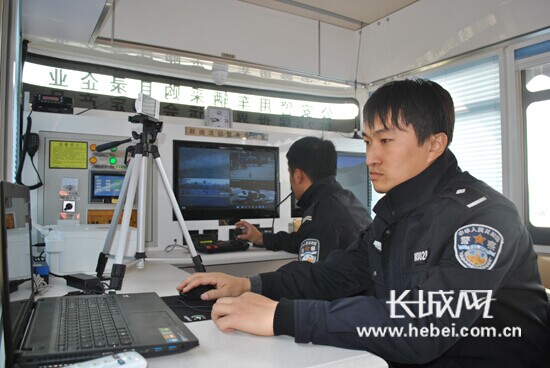 便民設(shè)施一應(yīng)俱全 新型流動警務(wù)室亮相黃驊街頭