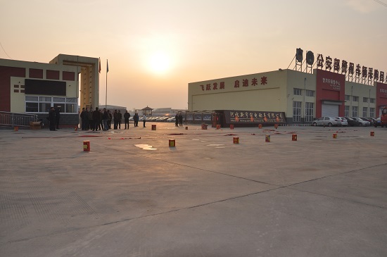 2015年新年上班第一天，鞭炮齊鳴，禮花沖天，精神飽滿干事業(yè)！