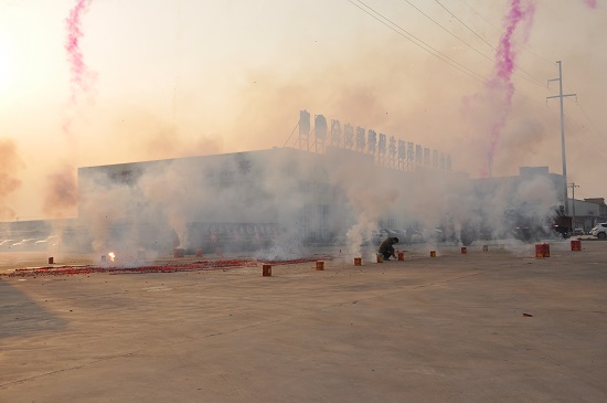 2015年新年上班第一天，鞭炮齊鳴，禮花沖天，精神飽滿干事業(yè)！