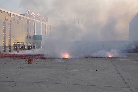2015年新年上班第一天，鞭炮齊鳴，禮花沖天，精神飽滿干事業(yè)！