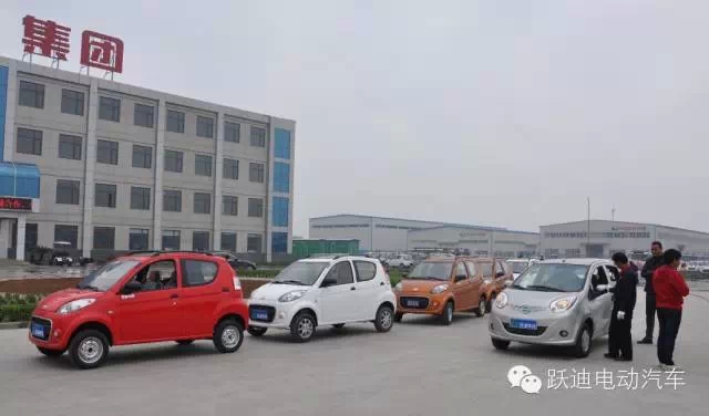 躍迪電動汽車裝車完畢發(fā)往荊州，買躍迪電動汽車可投保，解決您的后顧之憂！