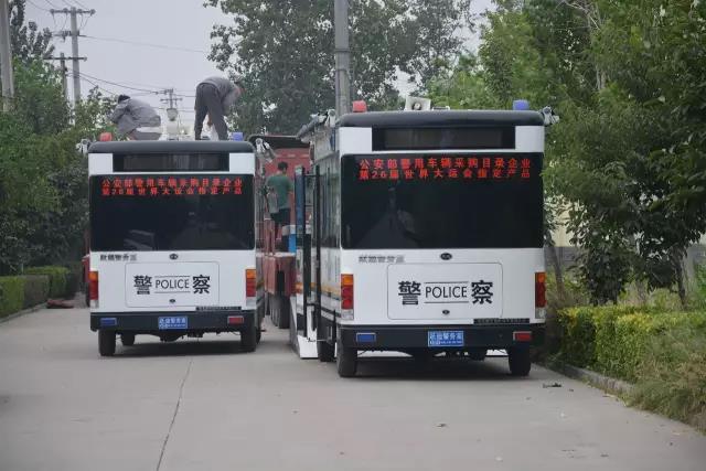 躍迪電動移動警務(wù)室裝車中，準(zhǔn)備發(fā)往白洋淀溫泉城公安分局