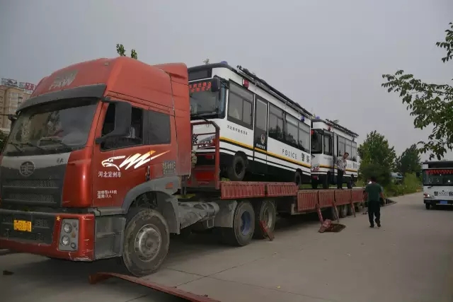 躍迪電動移動警務(wù)室裝車中，準(zhǔn)備發(fā)往白洋淀溫泉城公安分局