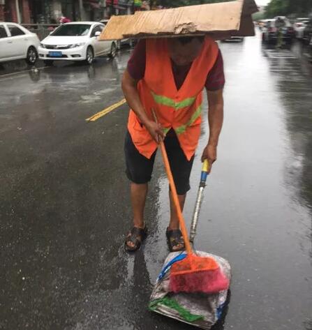 今天，躍迪向平凡而偉大的他們——環(huán)衛(wèi)工人致敬！