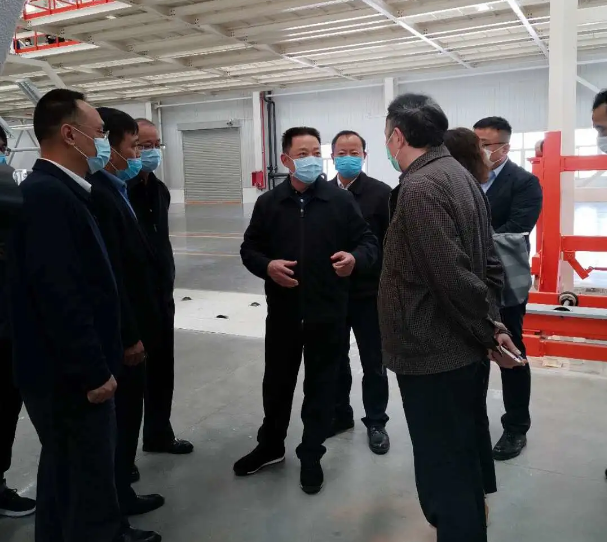 四川省人大常委會(huì)黨組副書記、副主任黃新初蒞臨躍迪國躍新能源汽車產(chǎn)業(yè)園調(diào)研