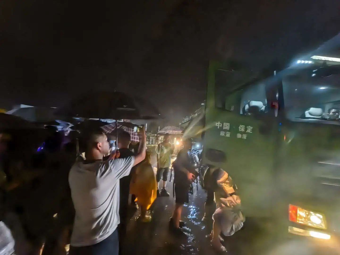 昨晚保定市強降暴雨丨躍迪汽車保定分公司，連夜出動70臺新能源渣土車參與保定市救援工作