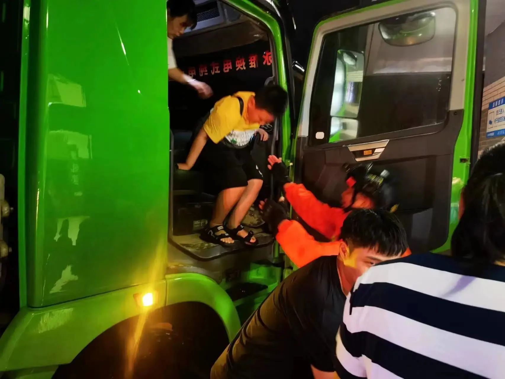 昨晚保定市強降暴雨丨躍迪汽車保定分公司，連夜出動70臺新能源渣土車參與保定市救援工作