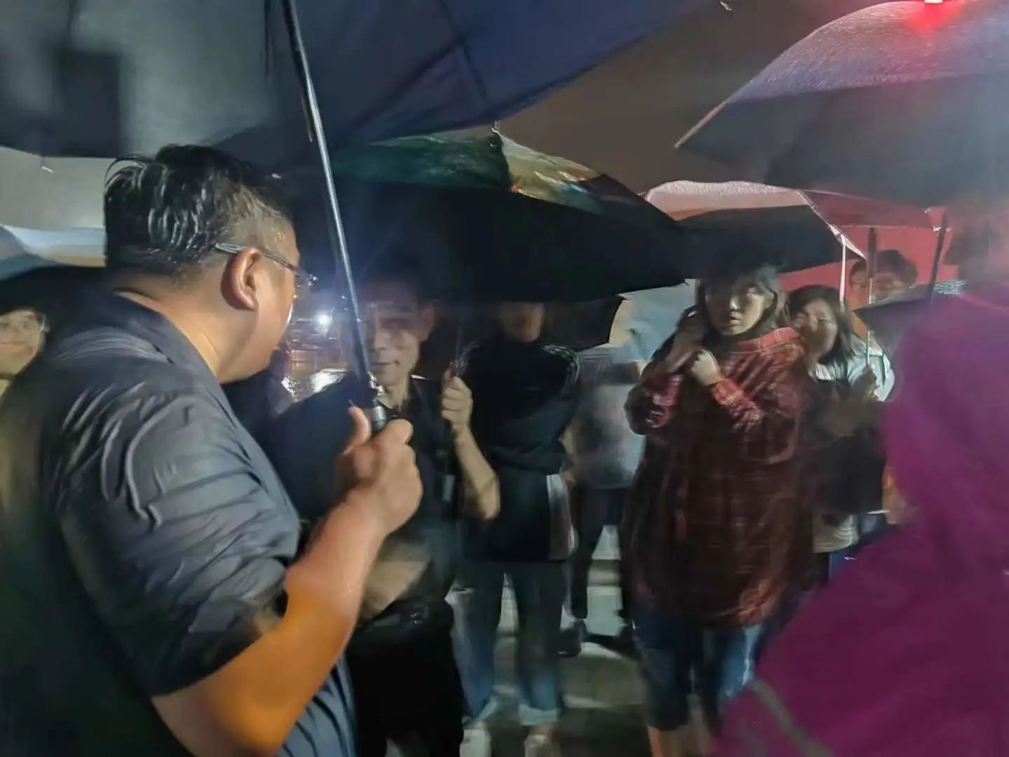 昨晚保定市強降暴雨丨躍迪汽車保定分公司，連夜出動70臺新能源渣土車參與保定市救援工作