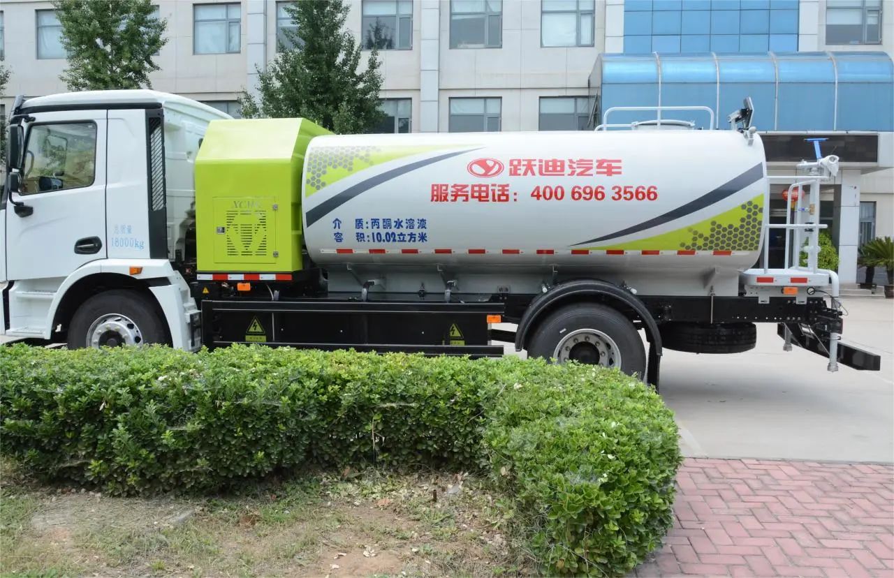 夏日降溫好幫手-躍迪集團新能源灑水車、新能源綠化噴灑車發(fā)車
