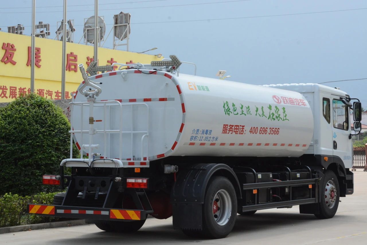 夏日降溫好幫手-躍迪集團新能源灑水車、新能源綠化噴灑車發(fā)車