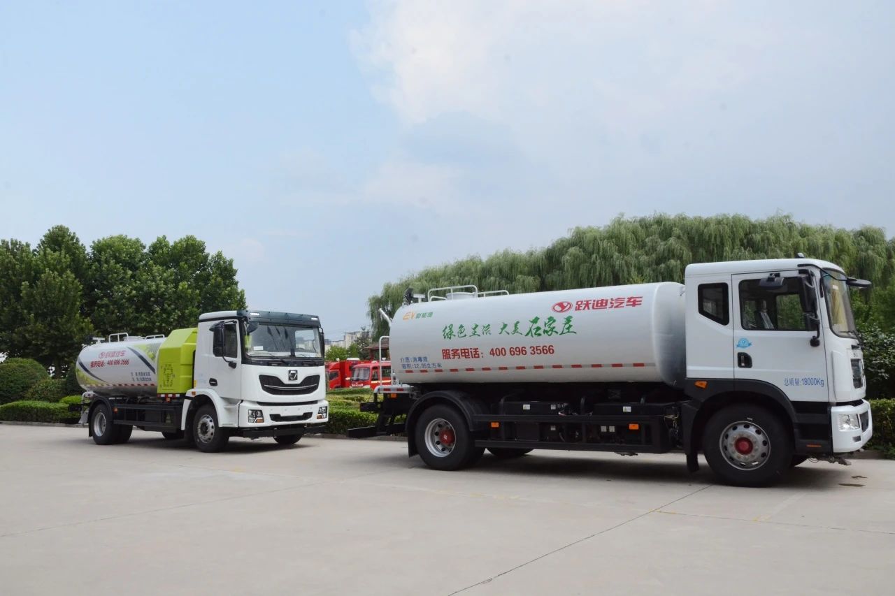 夏日降溫好幫手-躍迪集團新能源灑水車、新能源綠化噴灑車發(fā)車