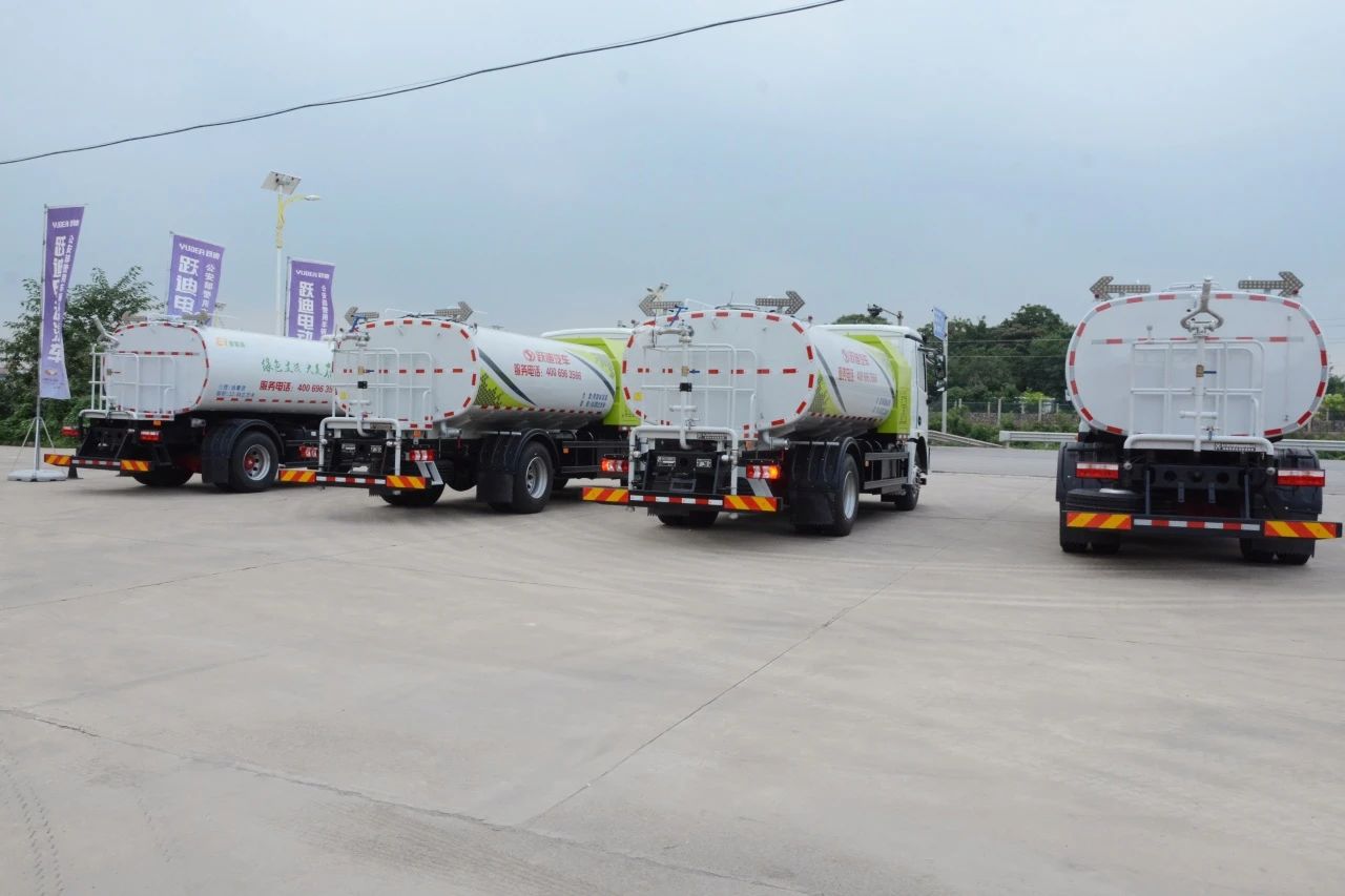 夏日降溫好幫手-躍迪集團新能源灑水車、新能源綠化噴灑車發(fā)車