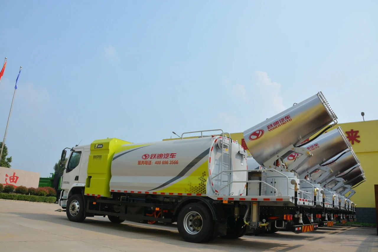 夏日降溫好幫手-躍迪集團新能源灑水車、新能源綠化噴灑車發(fā)車