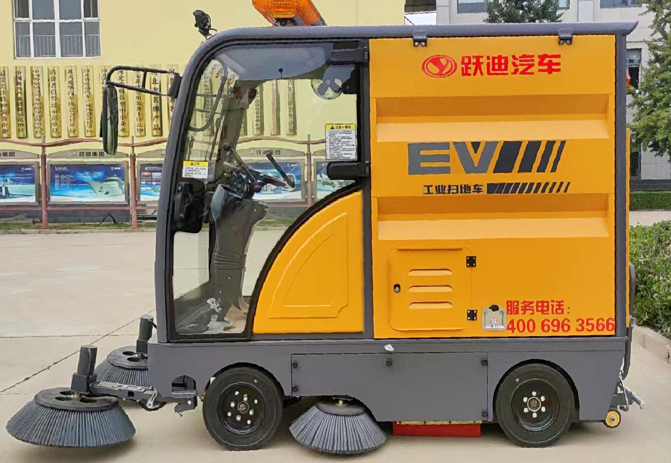 強力吸塵，高效清掃-躍迪小型清掃車