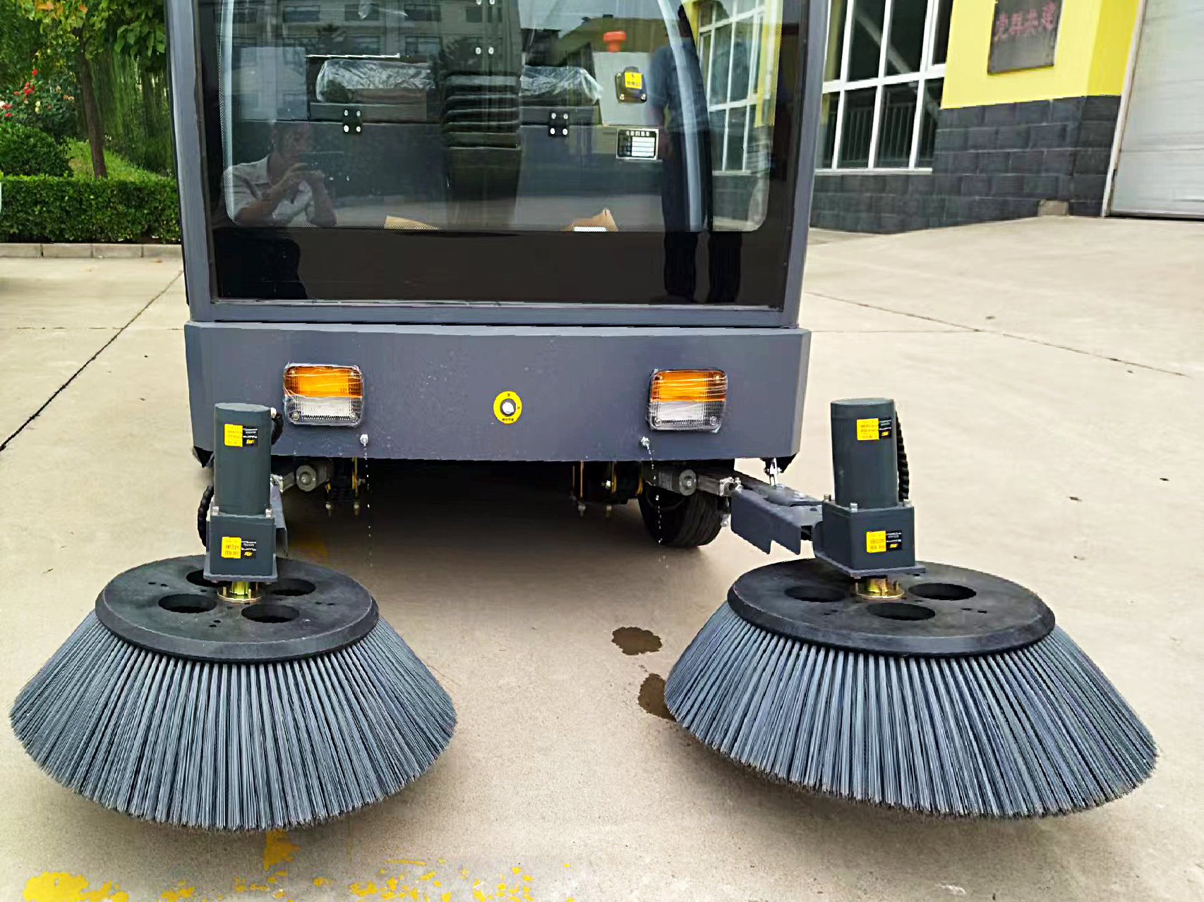 強力吸塵，高效清掃-躍迪小型清掃車