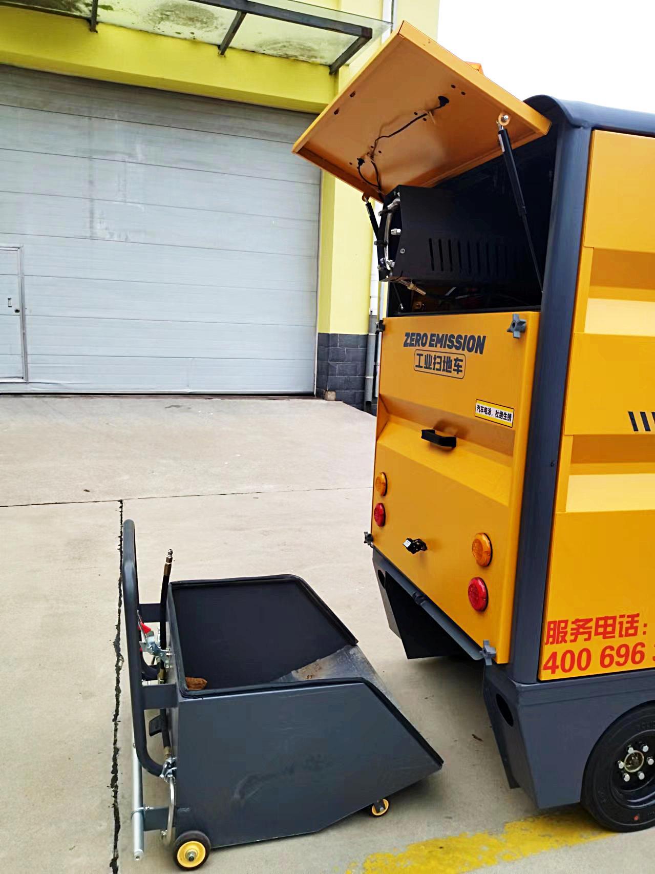 強力吸塵，高效清掃-躍迪小型清掃車