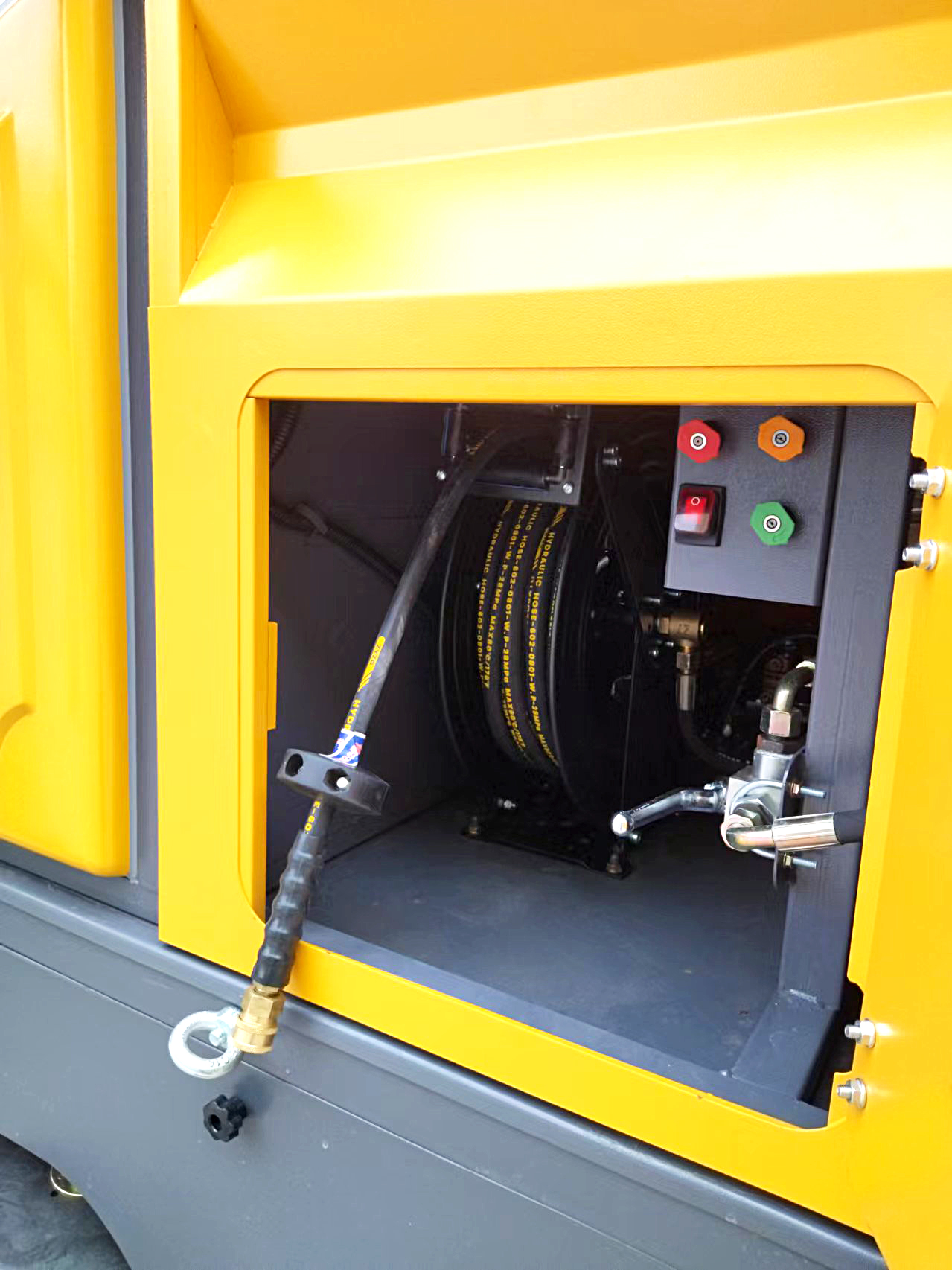 強力吸塵，高效清掃-躍迪小型清掃車