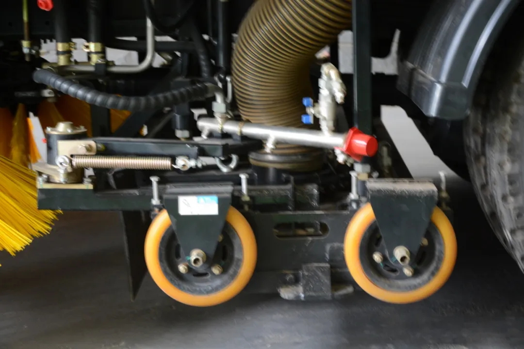 高效清掃，首選躍迪新能源清掃車