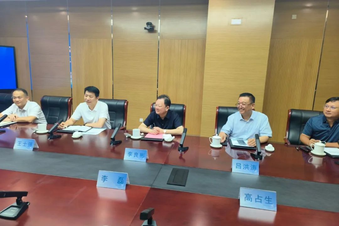 鋰業(yè)巨頭贛鋒鋰業(yè)董事長李良彬、躍迪集團(tuán)董事長呂洪濤聯(lián)袂造訪中國重汽，與劉正濤董事長洽談新能源領(lǐng)域合作前景