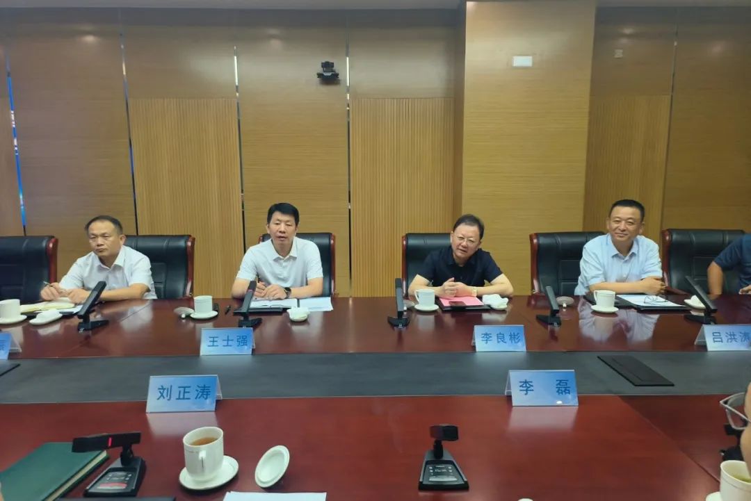 鋰業(yè)巨頭贛鋒鋰業(yè)董事長李良彬、躍迪集團(tuán)董事長呂洪濤聯(lián)袂造訪中國重汽，與劉正濤董事長洽談新能源領(lǐng)域合作前景